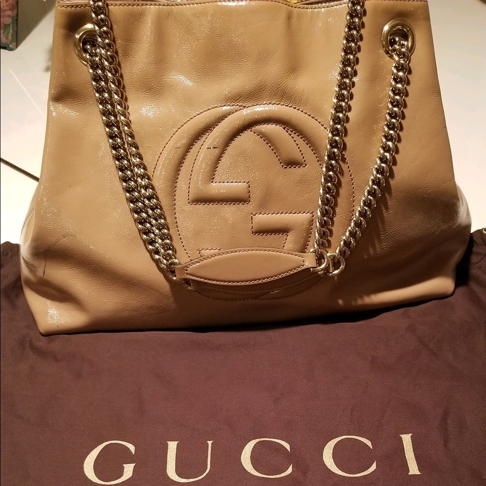 GUCCI
Beige Patent Leather Soho Chain Tote Bag